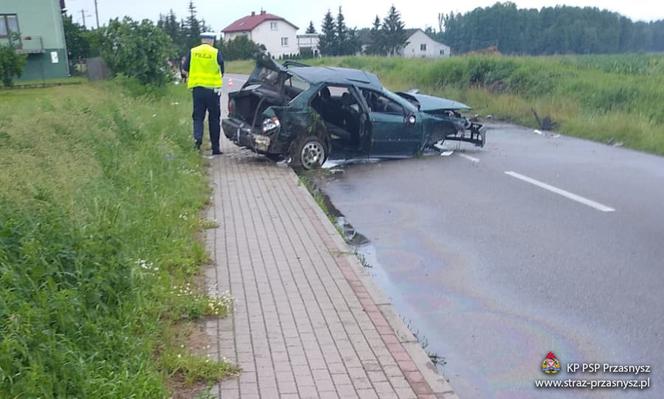 Szla. Z potworną mocą uderzył w betonowy przepust! NIE ŻYJE 21-latek!