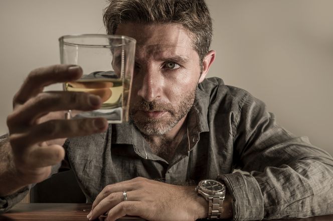 Test na alkoholizm. Czy grozi ci choroba alkoholowa?