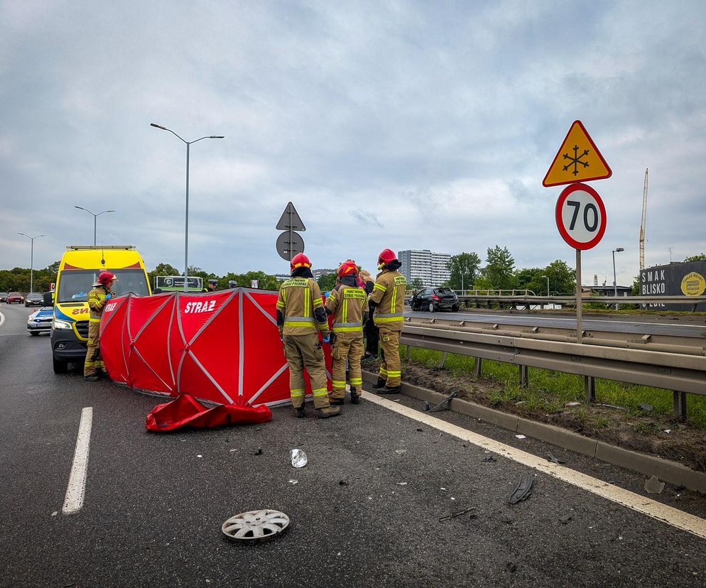 Pędzący peugeot uderzył w bariery. Siła uderzenia wyrzuciła kobietę z auta