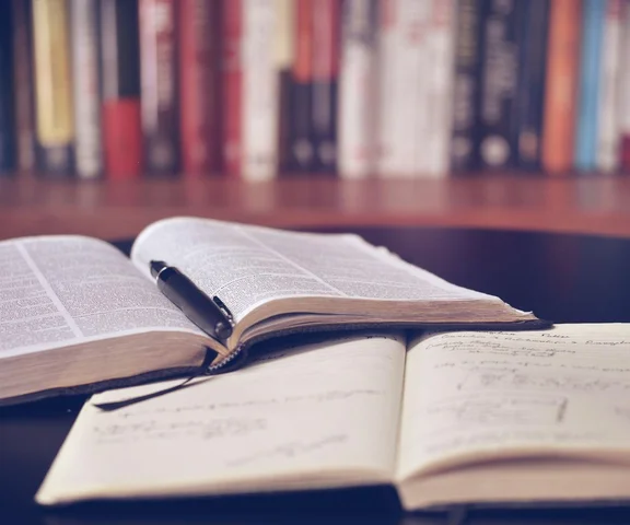 QUIZ: Językowe pułapki. Najtrudniejsze zasady pisowni, którym podołają tylko geniusze