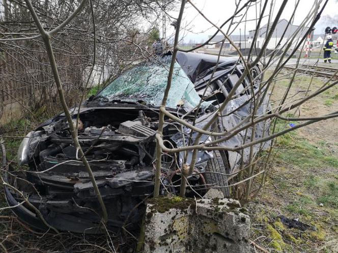 Jak doszło do wypadku w Wilkowicach? Samochód wjechał pod szynobus
