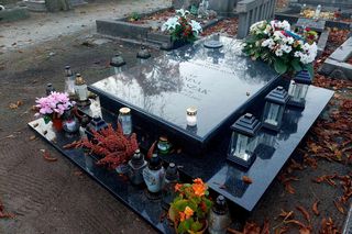 Mieszkańcy Bydgoszczy pamiętają o Krzysztofie Dowgirdzie z Czarnych chmur i doktorze Karolu z Czterdziestolatka. Zostawiają kwiaty na grobie Leonarda Pietraszaka