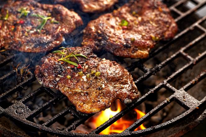 Jak najlepiej przyrządzić karkówkę na grilla? Zdradzamy najlepsze marynaty do tego mięsa!