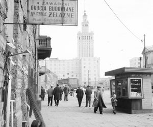 QUIZ PRL. Szybko, tanio i po drodze. Czy pamiętasz, co kupowałeś w kioskach Ruchu? 