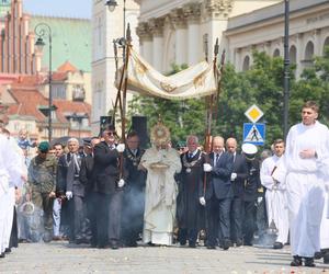 Boże Ciało. Katolicy wyszli na ulice w całej Warszawie. Centralna procesja przyciągnęła tłumy