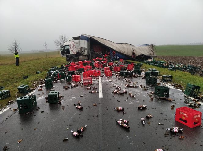 Wypadek ciężarówki z piwem. Setki litrów alkoholu rozlały się po DK 57