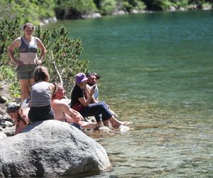 Turyści w drodze na Morskie Oko