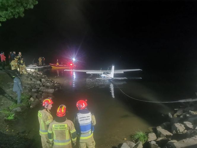 Awionetka runęła do jeziora międzybrodzkiego w Żywcu. Pilot uratowany, awionetka również
