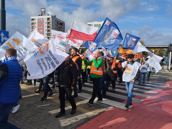 Hutnicy i koksownicy wyszli na ulice w Dąbrowie Górniczej. Apel do rządu o ratunek dla branży i tysięcy miejsc pracy