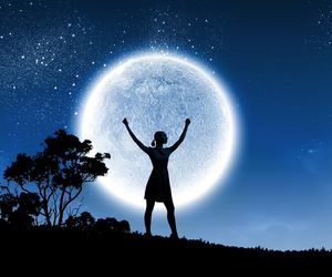 Podczas pełni Księżyca postaw to na parapecie, a przyciągniesz do siebie bogactwo. Czeka się obfitość i podarunek od gwiazd. Rytuał dla kobiet na bogactwo na pełnię Księżyca w kwietniu