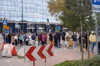 Gigantyczna kolejka przed lokalem wyborczym. W kolejce uśmiechy, żarty i nowe znajomości sąsiedzkie