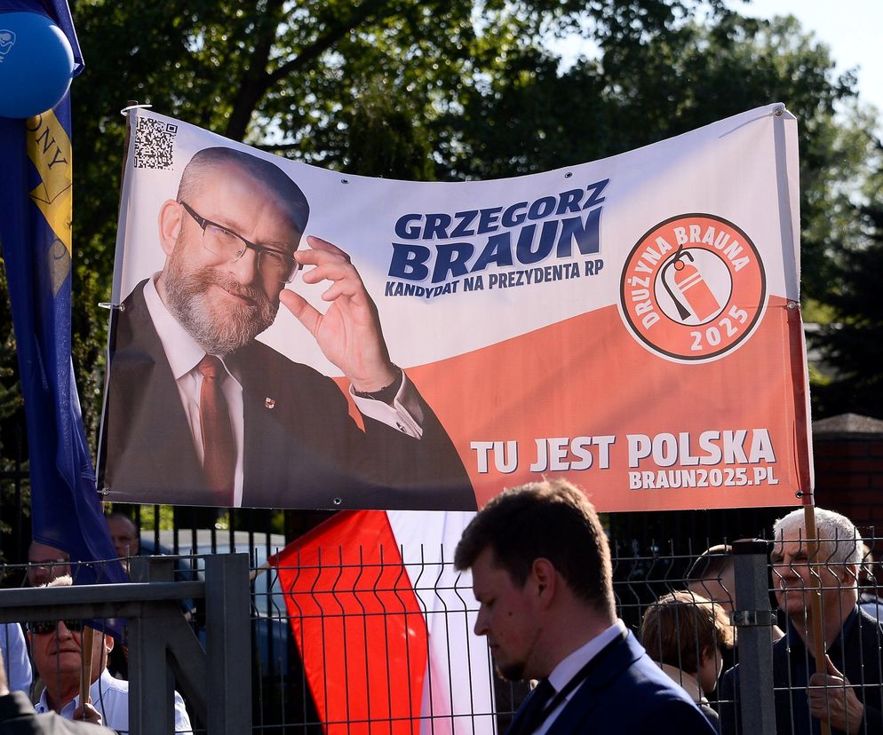 Wiec Grzegorza Brauna w Białej Podlaskiej. Policja zajmuje się sprawą flagi ukraińskiej zdjętej z ratusza 
