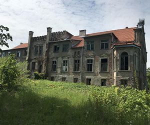 Ta wieś na Mazurach „pamięta” średniowiecze. Z tamtejszym dworem wiąże się zaskakująca legenda