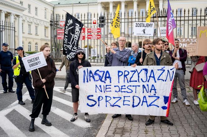 Lokatorzy z Osiedla Przyjaźń protestowali przed ratuszem: "Chcemy umów z miastem, nie wysiedleń!"