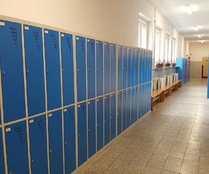 Nauczyciele zyskali, sprzątaczki i konserwatorzy stracili?