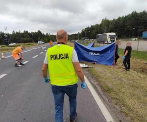 Śmiertelny wypadek pod Opocznem. 37- i 32-latek wjechali prosto pod tira [ZDJĘCIA]