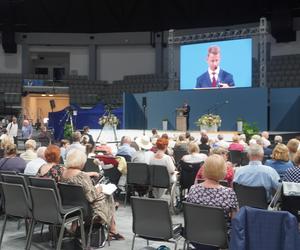 Kongres Świadków Jehowy w Olsztynie. W hali Urania chrzest przyjęli nowi członkowie [ZDJĘCIA]