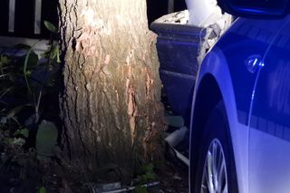 Nocny pościg na Białołęce. Samochodem huknął w drzewo, uciekając zgubił klapki