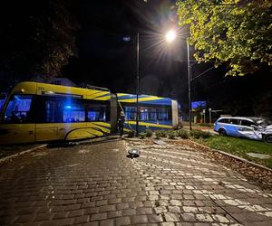 Tajemniczy wypadek na ul. Bydgoskiej w Toruniu. Auto zderzyło się z tramwajem