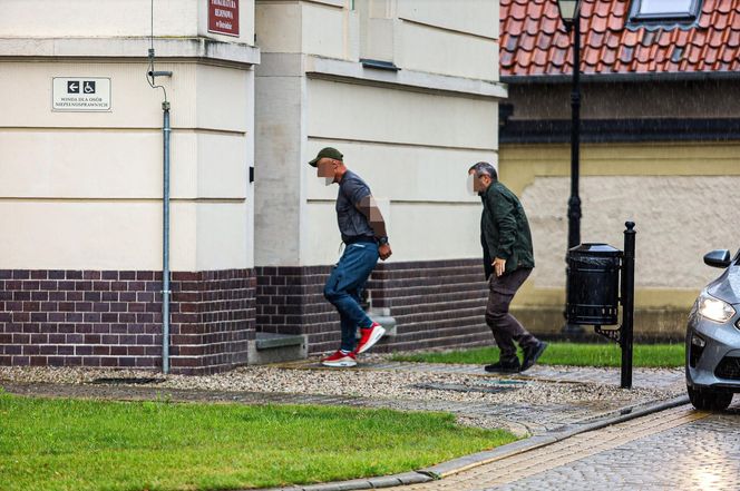 Papieros w jednej ręce, kradziona biżuteria - w drugiej. Beztroski złodziej w rękach policji