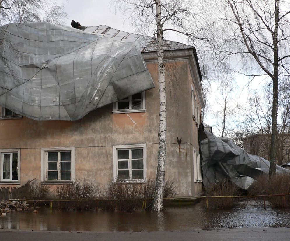 Silny wiatr wichura uszkodzony dom 