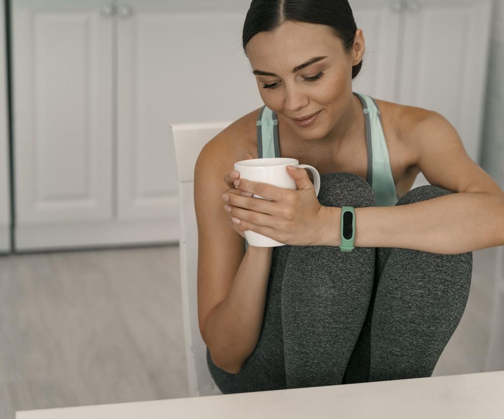 Domowy ‘spalacz tłuszczu’ za grosze. Pij go wieczorem, a oponka z brzucha zniknie