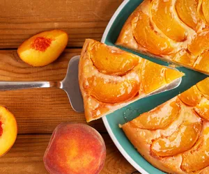 Ciasto kora dębu – orzechowo-kokosowa poezja smaku z brzoskwiniami