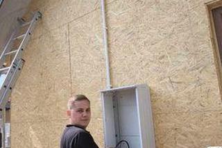 Strażacy z OSP w woj. lubelskim remontują dom pani Barbary, która chce wziąć pod opiekę swoją wnuczkę. ZDJĘCIA