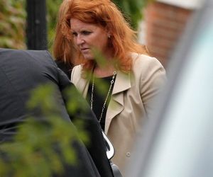 Książę Andrzej przestał być księciem! Fergie ucieknie za granicę?