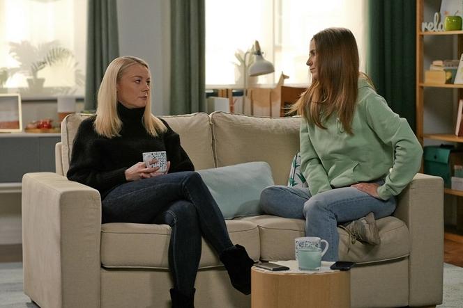 Pierwsza miłość, odcinek 3588: Emilka (Anna Ilczuk), Marta (Honorata Witańska)