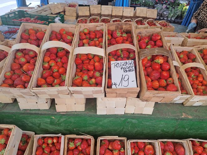 Ceny truskawek na placu Imbramowskim w Krakowie