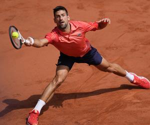 Alcaraz - Djoković Relacja NA ŻYWO Serb wygrał pierwszego seta, trwa drugi! Roland Garros Alcaraz - Djoković wynik na żywo