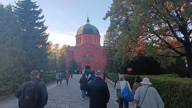 Tłumy na grobach we Wrocławiu. Zobaczcie zdjęcia z cmentarzy [GALERIA]