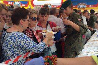 Gigantyczna kremówka papieska w Rzeszowie już rozdana!