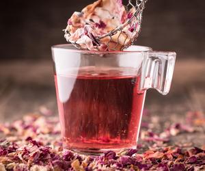 Co się dzieje z twoim ciałem, kiedy pijesz smakowe herbaty? 4 fakty, o których musisz pamiętać