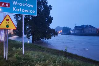 Nysa. Ratownicy WOPR i GOPR z całego kraju zjeżdżają do miasta. Dwugodzinne kolejki w sklepach