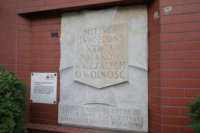Tablica na budynku Instytutu Radowego im. Marii Skłodowskiej-Curie
