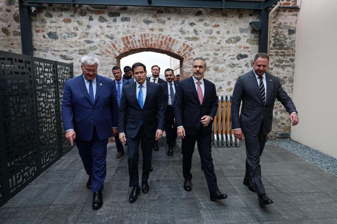 Negocjacje w Turcji rozpoczęte. Nagła wiadomość Trumpa. "Spotkam się z Putinem"
