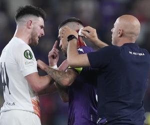 Krew polała się w finale LKE! Piłkarz Fiorentiny oberwał w głowę od „kibiców” West Hamu, niebezpieczna sytuacja