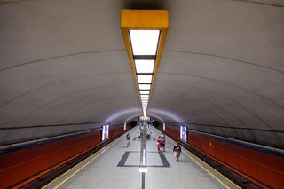 Szczelne stalowe wrota i łóżka polowe. Warszawskie metro zmienia się w schron dla 100 tys. ludzi