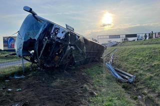 Wypadek na A4 pod Krapkowicami. Osiem osób rannych po zderzeniu autobusa i busa [ZDJĘCIA]