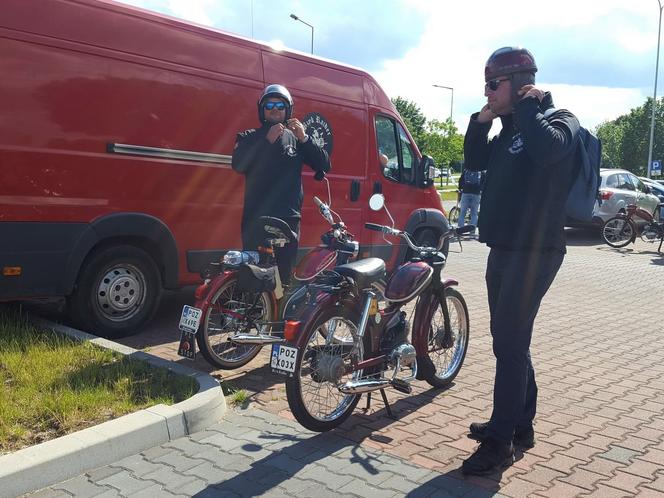 Fani starych polskich motorowerów z Bzyk Raider ze Swarzędza zrobili sobie postój w Lesznie