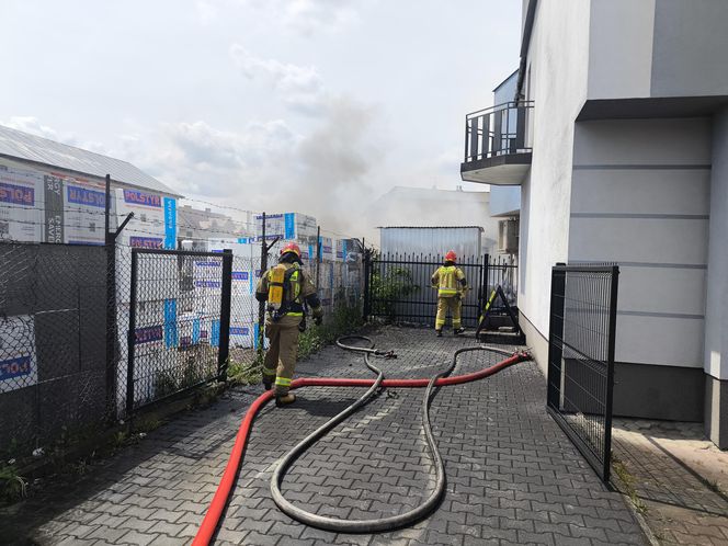 Pożar w składzie budowlanym w Tarnowie. Na miejscu pracuje ponad 40 strażaków