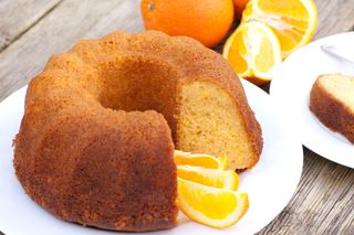 Babka pomarańczowa: niezwykle wilgotna i aromatyczna – sekret tkwi w całych owocach!