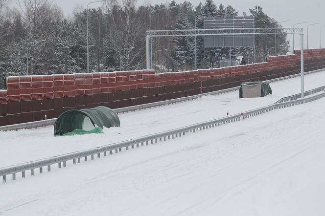 Jeszcze nie otworzyli, a już jest zepsuty. Asfalt na nowym odcinku S17 jest popękany, będzie opóźnienie