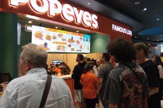 Pierwszy Popeyes w Polsce otwarty! Na pomarańczowym dywanie duża kolejka [ZDJĘCIA]