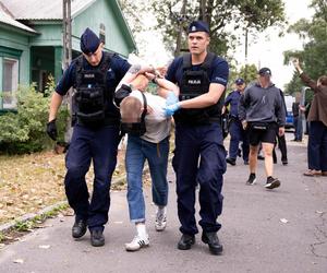 Chaos na Osiedlu Przyjaźń. Policja zatrzymała mieszkańca domku. „Wyciągnęli go siłą”