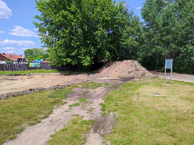 ZOBACZ ZDJĘCIA z postępów budowy toru pumptrack nad zalewem Muchawka