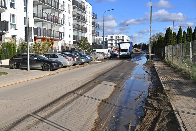  Ciężarówki nie dają żyć mieszkańcom osiedla na Białołęce. "To jest makabra" 