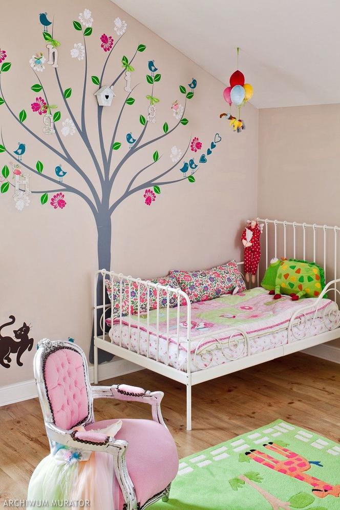 Kolorowa ściana w pokoju dziecięcym